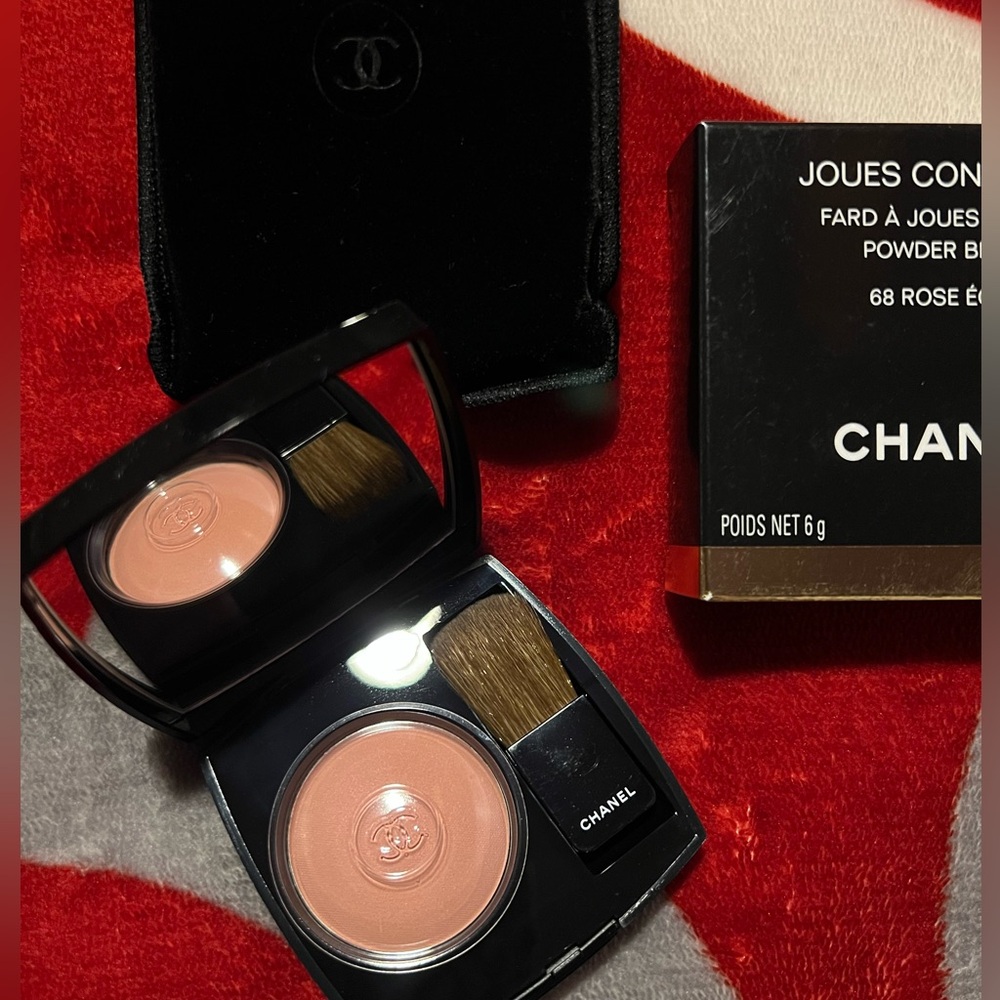 CHANEL - JOUES CONTRASTE
FARD À JOUES POUDRE
POWDER BLUSH
68 ROSE ÉCRIN